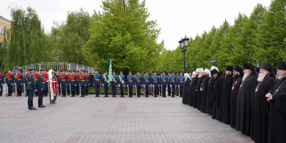В канун 80-летия Победы митрополит Арсений вместе со Святейшим Патриархом Кириллом принял участие в церемонии возложения венка к могиле Неизвестного солдата у Кремлевской стены