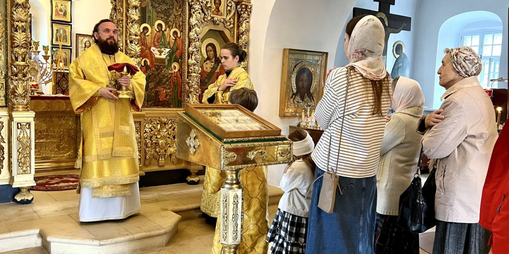 Митрополит Арсений совершил Божественную литургию в храме Живоначальной Троицы в усадьбе Свиблово