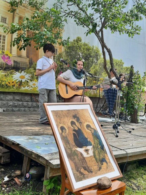 Праздничные гуляния в День Святой Троицы на приходе храма Владимирской иконы Божией Матери в Виноградове