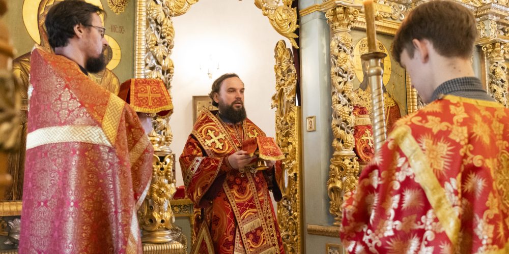 Митрополит Арсений совершил Божественную литургию в храме Живоначальной Троицы в усадьбе Свиблово