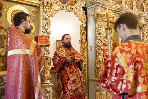 Митрополит Арсений совершил Божественную литургию в храме Живоначальной Троицы в усадьбе Свиблово
