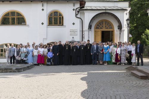 В воскресной школе для взрослых храма Покрова Пресвятой Богородицы в Медведкове прошел благодарственный молебен на окончание учебного года и торжественный выпускной