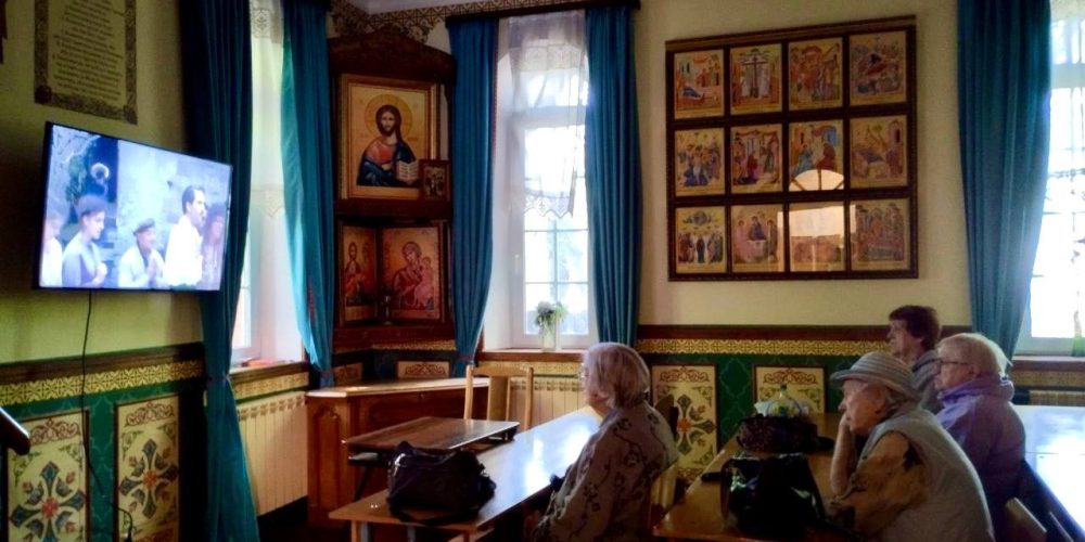 В рамках программы «Московское долголетие» при храме святых мучеников Адриана и Наталии в Бабушкине прошла очередная встреча членов Киноклуба