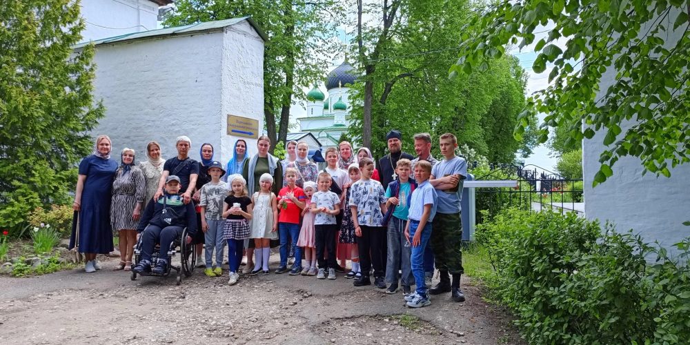 Дети из воскресной школы Ростокинского храма завершили учебу паломничеством