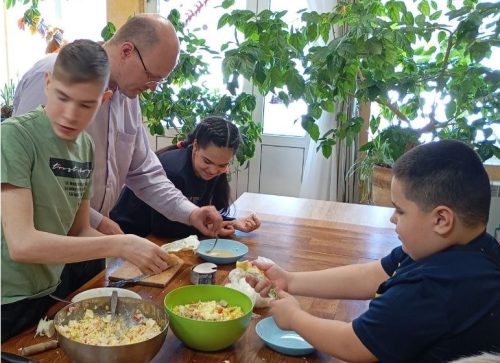 Добровольцы храмов Северо-Восточного викариатства посетили воспитанников приюта «Ковчег» в Московской области