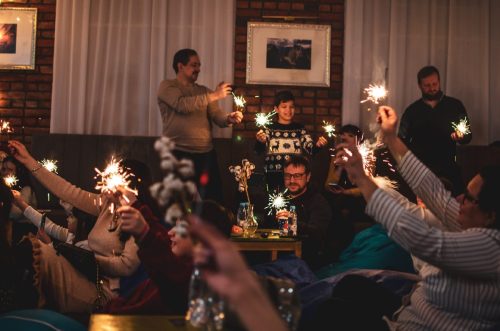 Молодежь Северо-Восточного и Юго-Восточного викариатства организовала «Новогодний квартирник» в поддержку раненных воинов СВО