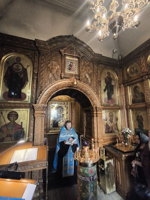 Клирик храма Казанской иконы Божией Матери в Лосиноостровской совершил молебен с акафистом в Иверской часовне на Красной площади