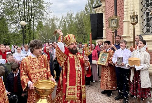 В Светлую Среду митрополит Арсений совершил Божественную литургию в храме Живоначальной Троицы в Усадьбе Свиблово