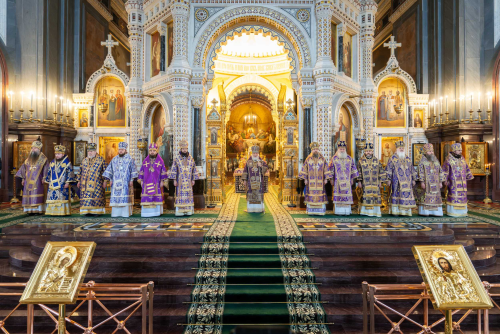 В четверг Страстной седмицы митрополит Арсений сослужил Предстоятелю Русской Церкви за Литургией и чином освящения мира в Храме Христа Спасителя