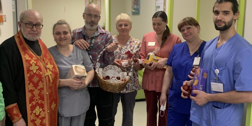 Поздравление с Пасхой пациентов филиала хосписа «Савёловский» от храма святых мучениц Веры, Надежды, Любови и матери их Софии на Миусском кладбище