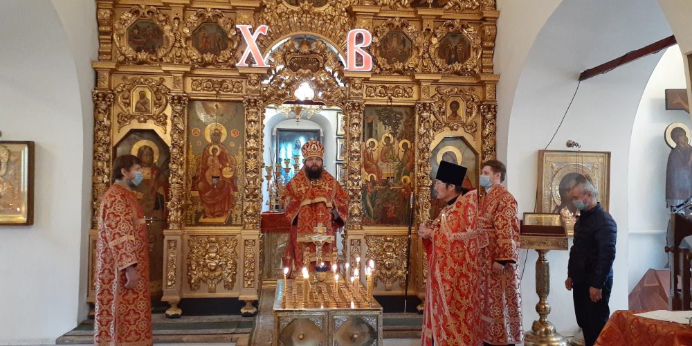 Архиепископ Матфей совершил Божественную литургию и пасхальное поминовение усопших