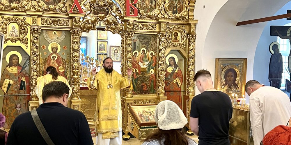 В день памяти святых Царственных страстотерпцев митрополит Арсений совершил Литургию в храме Живоначальной Троицы в усадьбе Свиблово