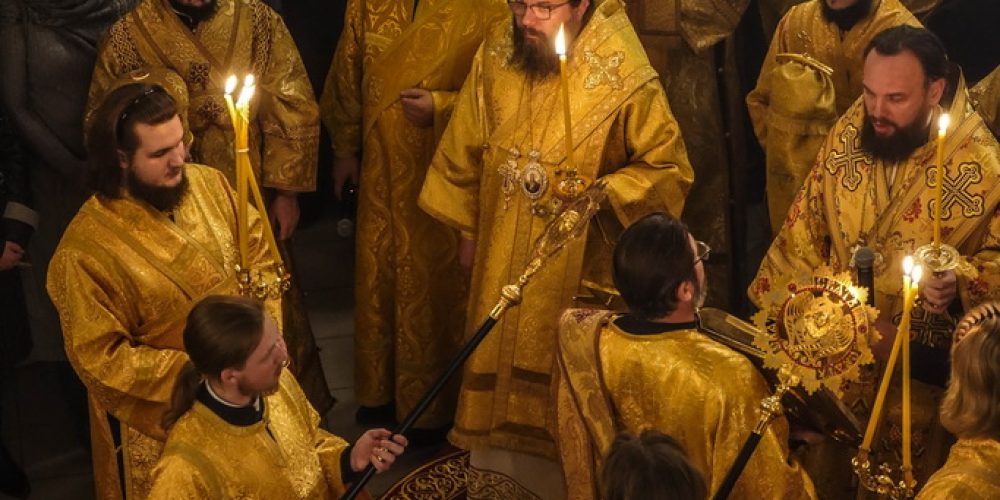 Митрополит Арсений сослужил за всенощным бдением в Псково-Печерском монастыре