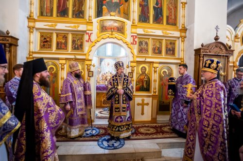 Архиепископ Егорьевский Матфей сослужил митрополиту Белгородскому и Старооскольскому Иоанну в храме святителя Николая Мирликийского в Отрадном