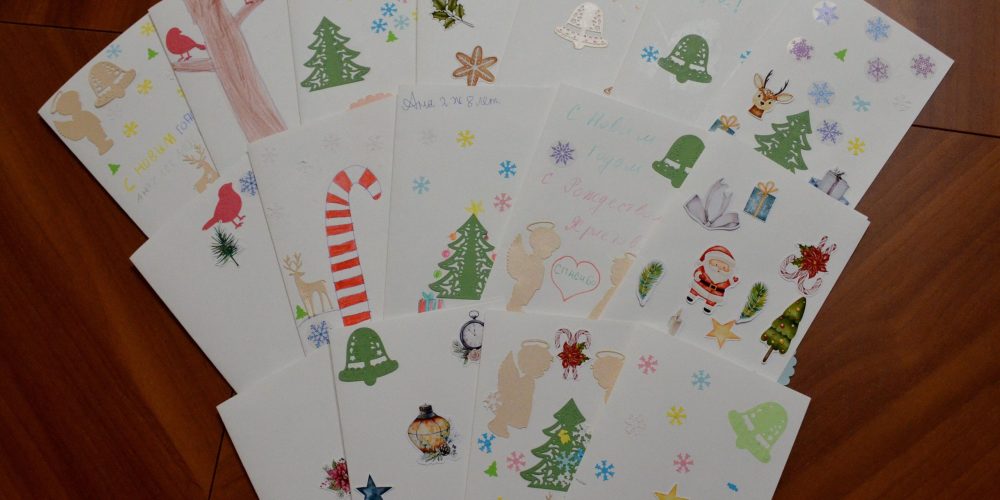 В храме Собора Московских Святых в Бибиреве подготовили рождественские открытки для российских бойцов