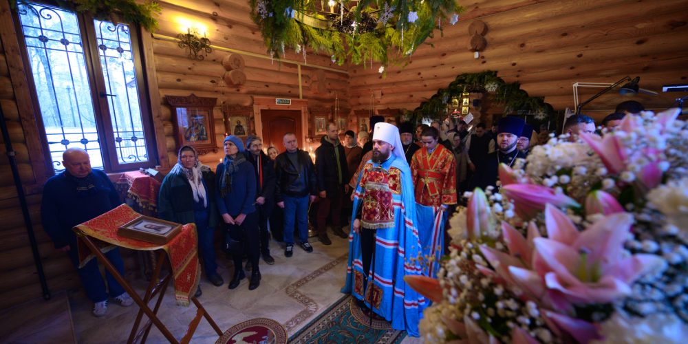 Митрополит Арсений совершил Божественную литургию в храме в честь Иверской иконы Божией Матери Патриаршего подворья — храма Собора новомучеников и исповедников Российских в Бабушкине