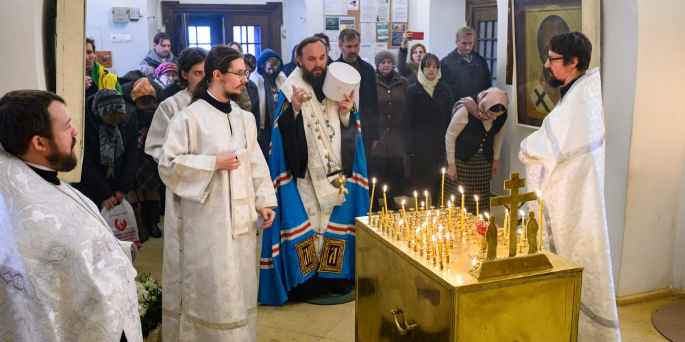Митрополит Арсений совершил панихиду на 40-й день по кончине директора воскресной школы для взрослых храма Живоначальной Троицы в усадьбе Свиблово
