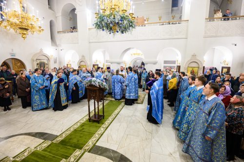 Накануне престольного праздника митрополит Арсений возглавил всенощное бдение в храме Казанской иконы Божией матери в Лосиноостровской