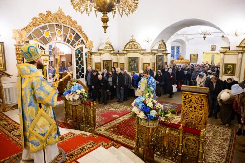Митрополит Арсений совершил Литургию в день престольного праздника в храме Казанской иконы Божией Матери в Узком