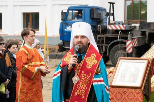 Митрополит Арсений возглавил чин освящения креста на здание Духовно-просветительского центра при храме Успения Пресвятой Богородицы в Останкине, на Березовой аллее