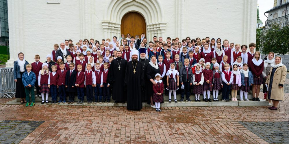 Учащиеся и педагоги православной школы в усадьбе Свиблово совершили традиционное паломничество перед началом нового учебного года