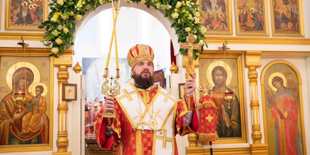 Митрополит Арсений возглавил Божественную литургию в день престольного праздника храма святителя Николая Мирликийского, Патриаршего подворья в Отрадном
