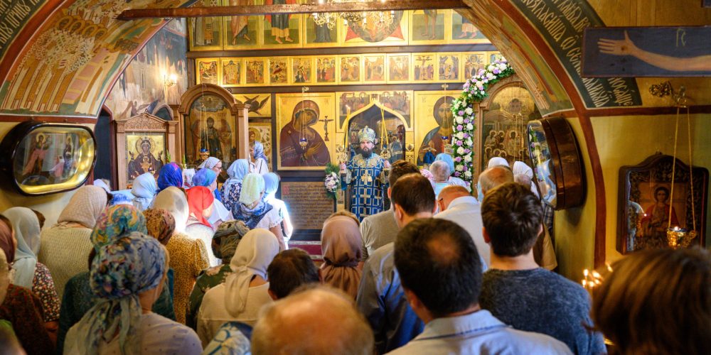 Митрополит Арсений совершил Божественную литургию в храме Успения Пресвятой Богородицы в Архангельском-Тюрикове