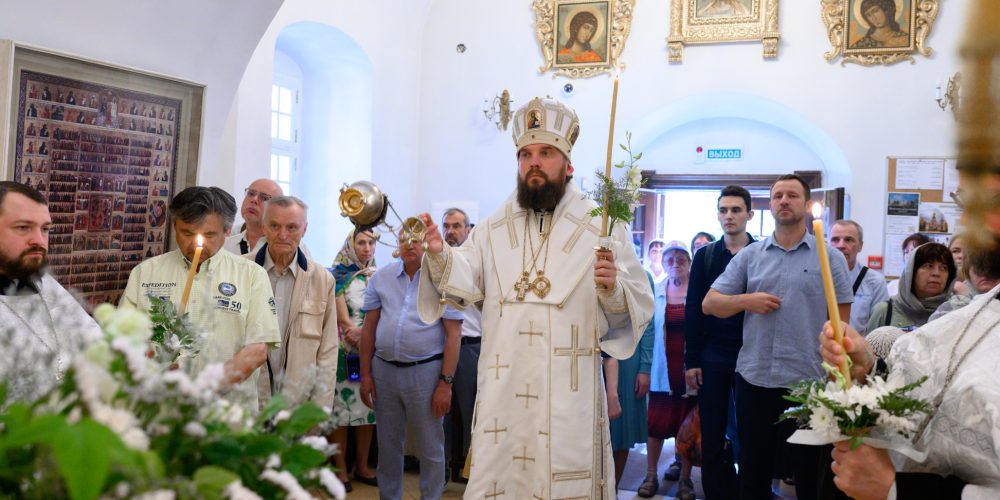 В канун праздника Вознесения Господня митрополит Арсений возглавил всенощное бдение в храме Живоначальной Троицы в усадьбе Свиблово