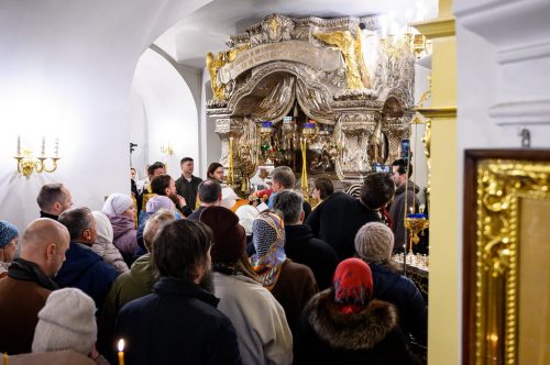 Митрополит Арсений возглавил молодежный молебен у мощей блаженной Матроны Московской в Покровском женском монастыре