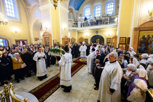 В день престольного праздника митрополит Арсений совершил Божественную литургию в храме Архангела Михаила при клиниках на Девичьем поле