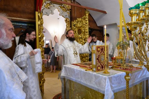 Митрополит Арсений совершил Литургию и панихиду в Троицкую родительскую субботу в храме Живоначальной Троицы в усадьбе Свиблово