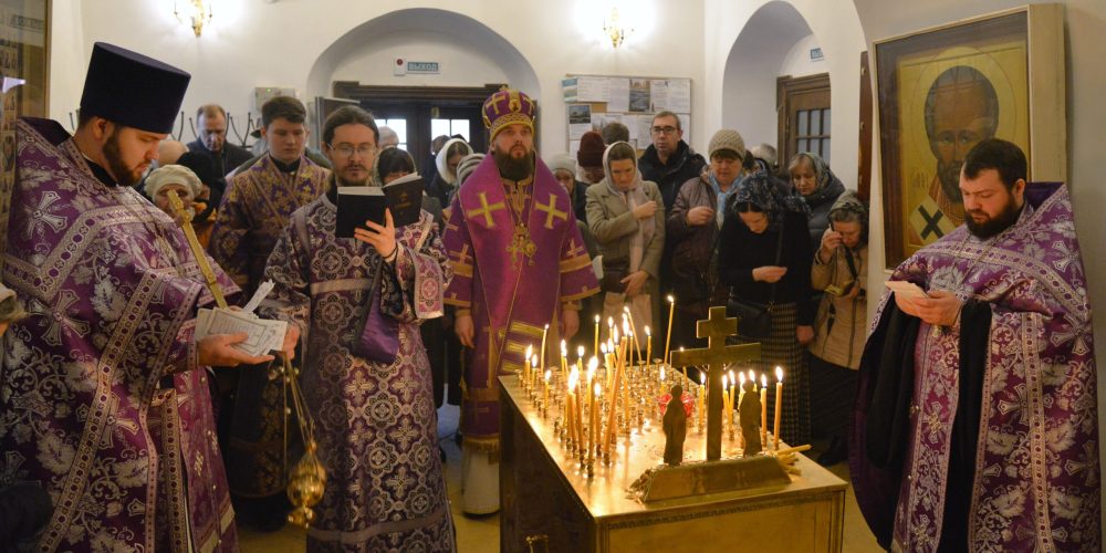 Митрополит Арсений совершил Божественную литургию в храме Живоначальной Троицы в Усадьбе Свиблово