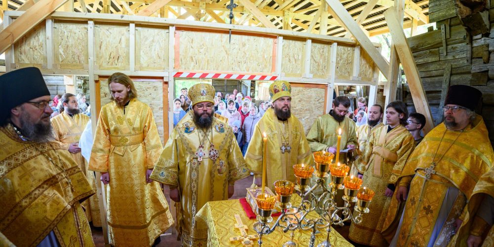 Митрополит Арсений сослужил за Литургией в восстанавливающемся храме деревни Петрилово Псковской области