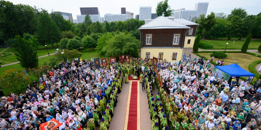 Митрополит Арсений возглавил Общевикариатский Троицкий крестный ход