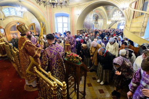 В престольный праздник митрополит Арсений совершил Божественную Литургию в храме Воздвижения Креста Господня в Алтуфьеве