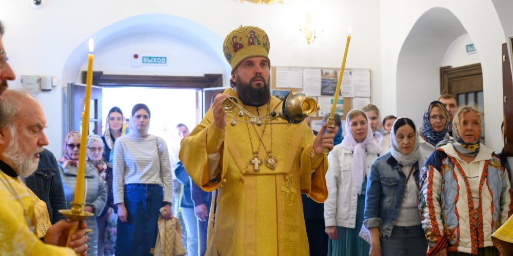 Митрополит Арсений возглавил всенощное бдение в храме Живоначальной Троицы в усадьбе Свиблово
