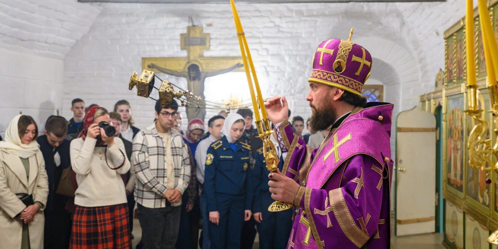 Митрополит Арсений совершил Божественную литургию при участии молодежи в нижнем приделе во имя святителя Тихона, Патриарха Московского и всея России, храма Тихвинской иконы Божией Матери в Алексеевском