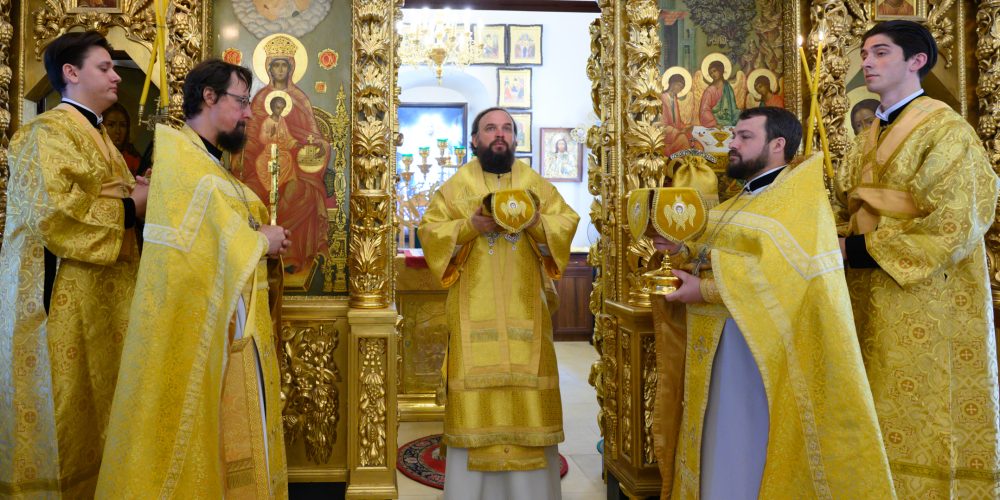 Митрополит Арсений совершил Литургию в храме Живоначальной Троицы в усадьбе Свиблово