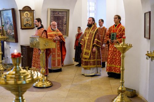 Митрополит Арсений совершил Божественную литургию в храме Живоначальной Троицы в усадьбе Свиблово