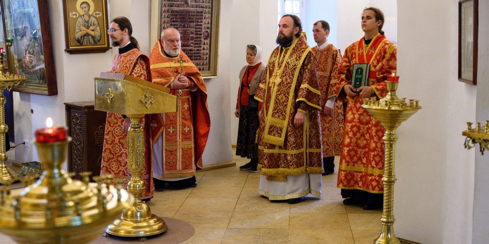 Митрополит Арсений совершил Божественную литургию в храме Живоначальной Троицы в усадьбе Свиблово