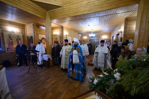 В день памяти святителя Василия Великого митрополит Арсений совершил Божественную Литургию в храме святой блаженной Ксении Петербургской на Березовой аллее