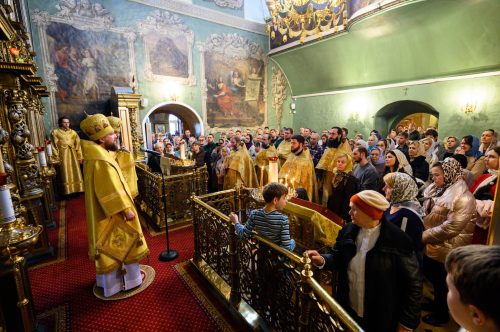 В Неделю 20-ю по Пятидесятнице митрополит Арсений сослужил за Божественной литургией в храме Живоначальной Троицы в Останкино