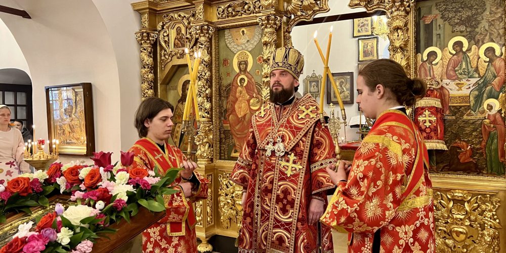 Митрополит Арсений возглавил всенощное бдение в храме Живоначальной Троицы в усадьбе Свиблово