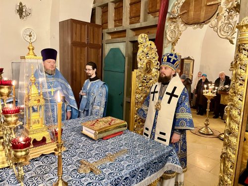 В день памяти святой великомученицы Екатерины митрополит Арсений совершил Божественную литургию в храме Живоначальной Троицы в Усадьбе Свиблово