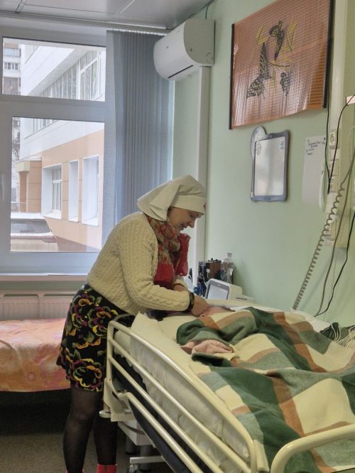 Сестры милосердия Храма Торжества Православия в Алтуфьево навещают детей-сирот в больнице