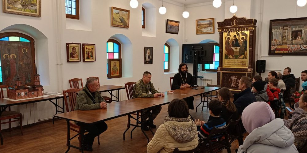 Прихожане и гости храма преподобного Серафима Саровского в Раеве встретились с ветераном СВО