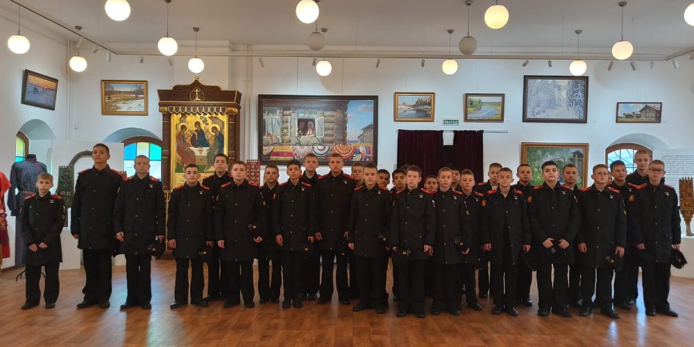 Курсанты Московского Суворовского военного училища посетили выставочно-просветительский центр «Наследие Русского Севера» при храме преподобного Серафима Саровского в Раево