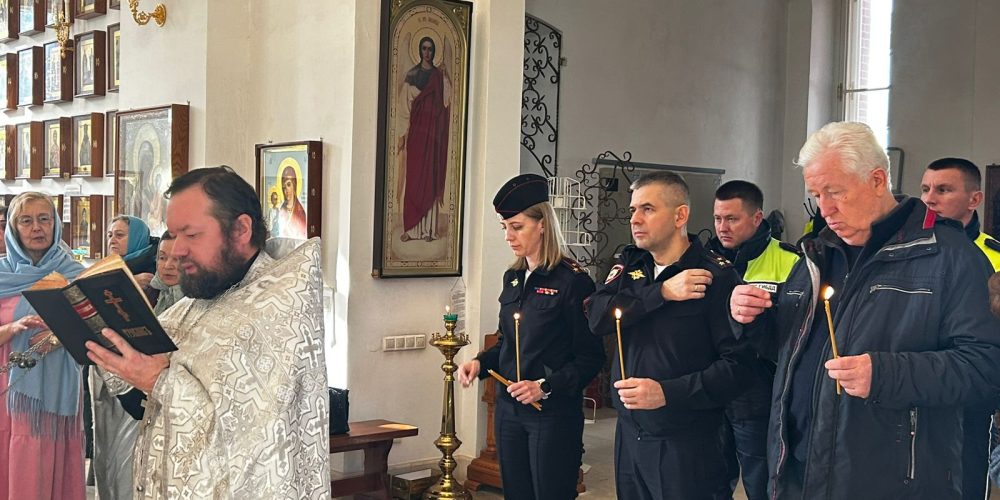 Панихида по погибшим при исполнении служебного долга сотрудникам органов внутренних дел в храме Живоначальной Троицы при бывшем приюте братьев Бахрушиных