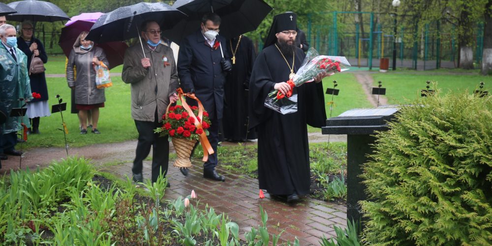 Возложение цветов к мемориальной композиции в Усадьбе Свиблово