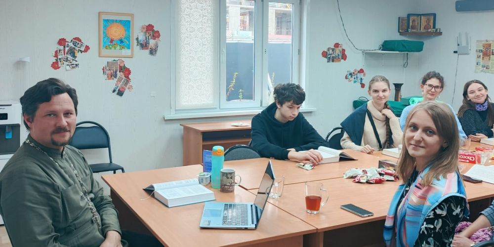 После летних каникул возобновились библейские молодежные встречи при храме святителя Макария (Невского), митрополита Московского и Коломенского в Бутырском